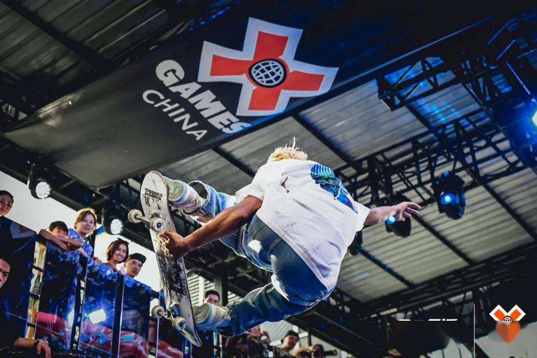 第二轮更是火力全开,一记夺目的 backside kickflip