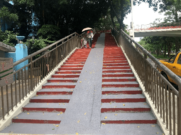 人行天桥梯道使用了不锈钢板对踏步台阶进行加固,不仅增加了坡道的