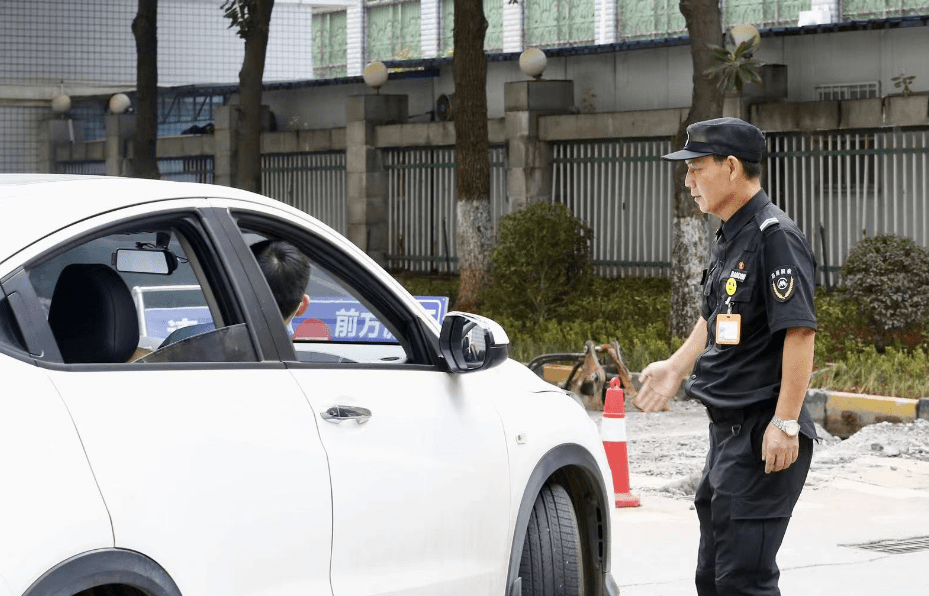 衡阳一家医院的治愈系保安"花式"指挥车辆走红:有病人不开心,我想做点