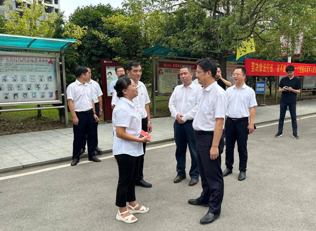 陈爱林先后来到蘋洲小学,柳子中学,永州九中,映山小学,实地了解教学