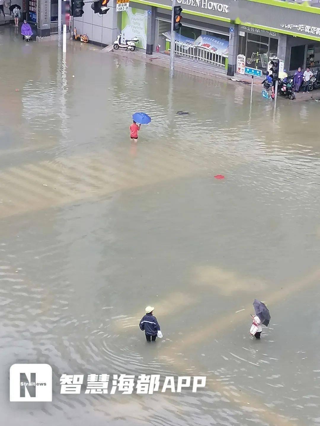 厦门紧急发布!福建多地积水,车辆被淹,列车停运……_暴雨_海沧_天气