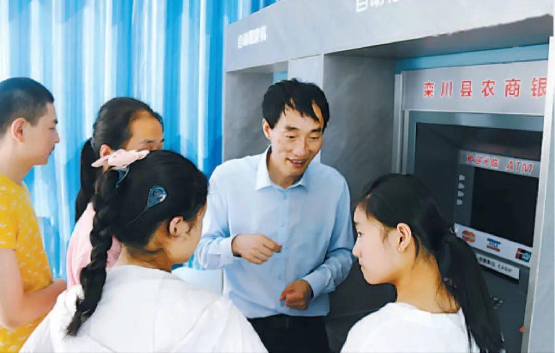 他是2023年全国教书育人楷模,河南省栾川县特殊教育学校校长,教师吴