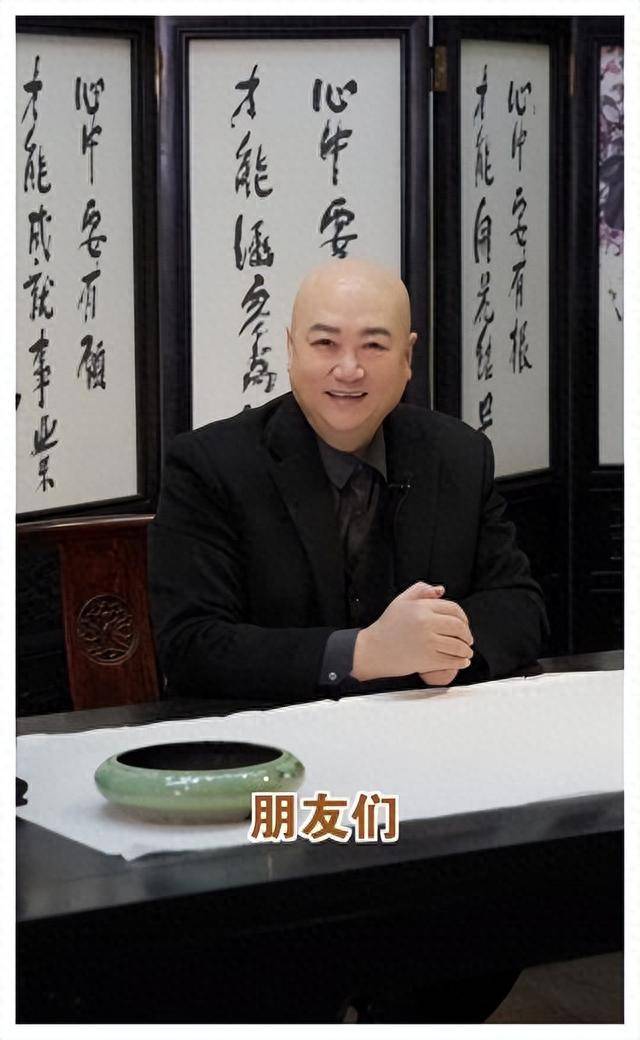 70岁迟重瑞近照曝光,身材发福面带佛像,与妻结婚32年仍像下属_陈丽华