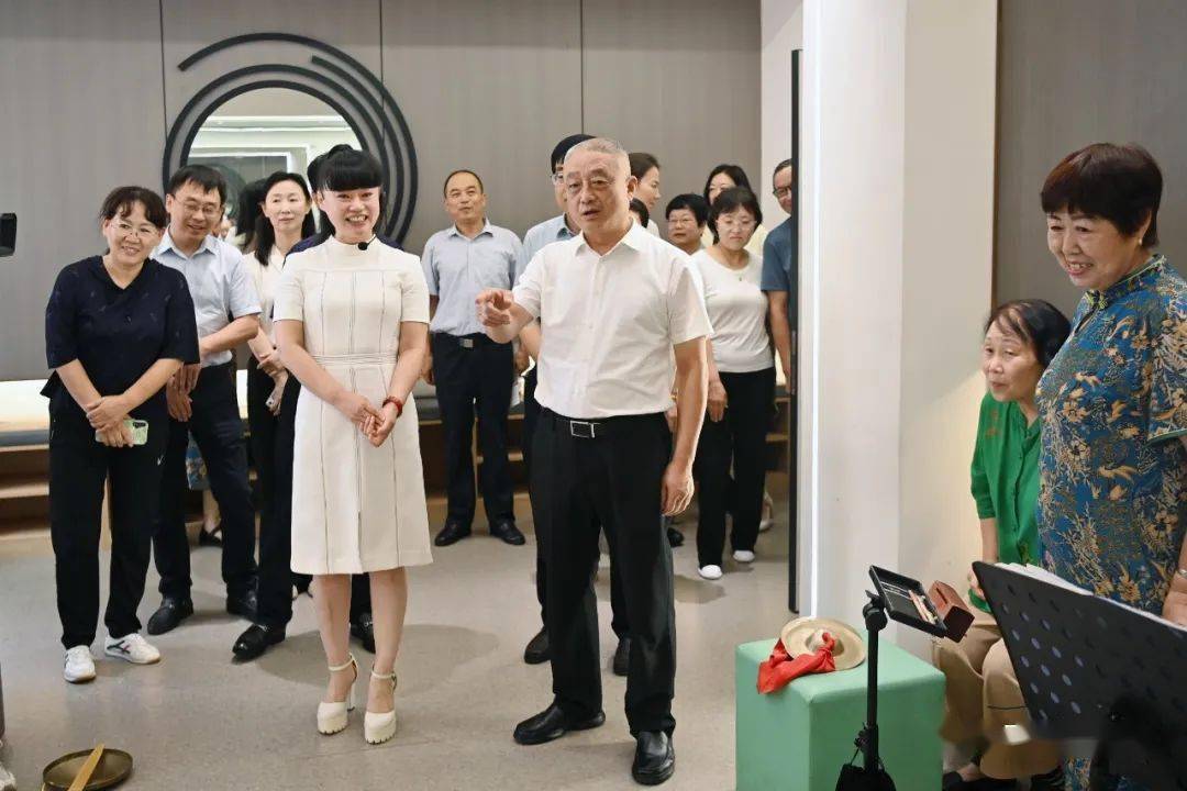 随后,陈纲一行先后前往漪汾小学,尧庙镇新百汇社区,贾得乡贾住村儿童