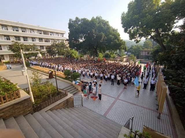 宜宾市叙州区横江中学校举行2023年秋期开学典礼暨表彰大会_全体师生