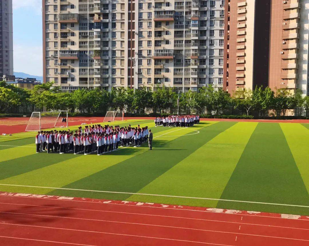 青动态 | 【开学第一课】学军人风采 强自身素质——华坪县中心中学