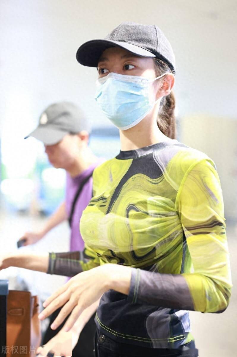 吉娜爱丽丝现身上海机场,简约穿搭尽显好身材