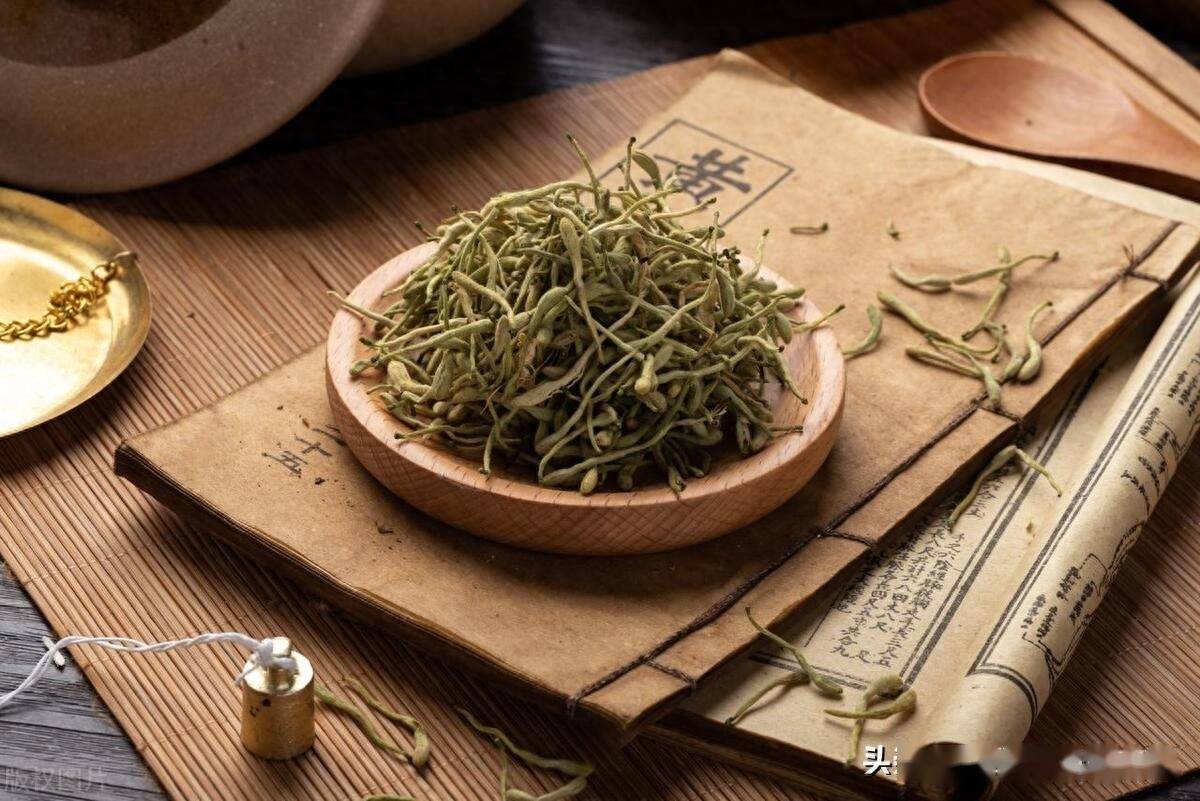 不仅如此,桂花的性子偏温,而酸梅汤中用到的药材大都偏凉,可以缓和其