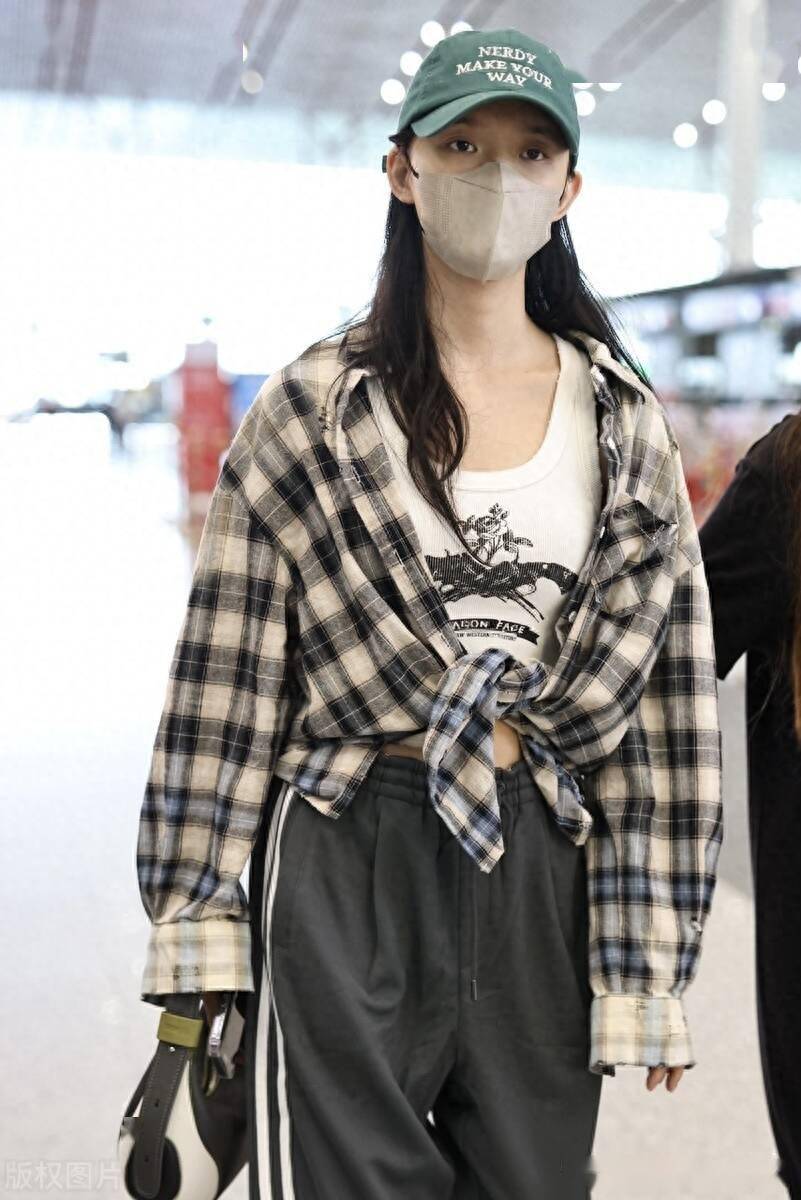 街拍:林允格纹衬衫 黑色运动裤 棒球帽休闲随性_北京_机场