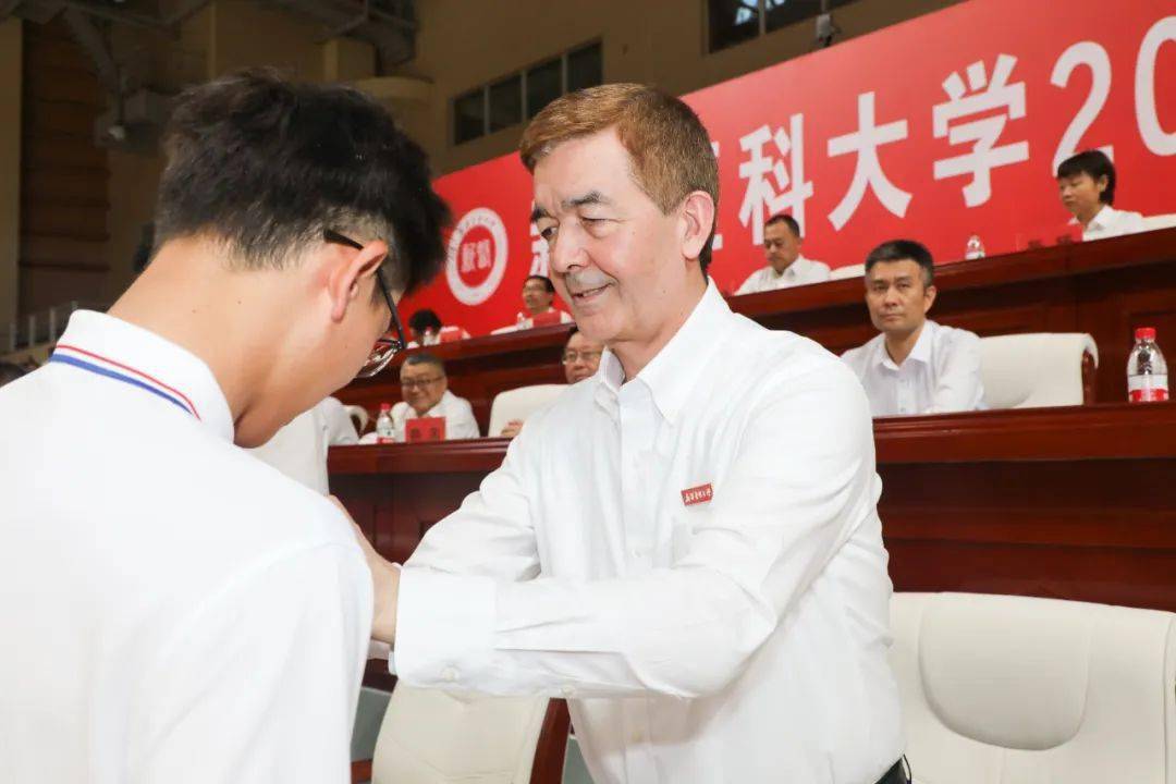 2022年度自治区科学技术奖"突出贡献奖"获得者李风森教授在发言中,和