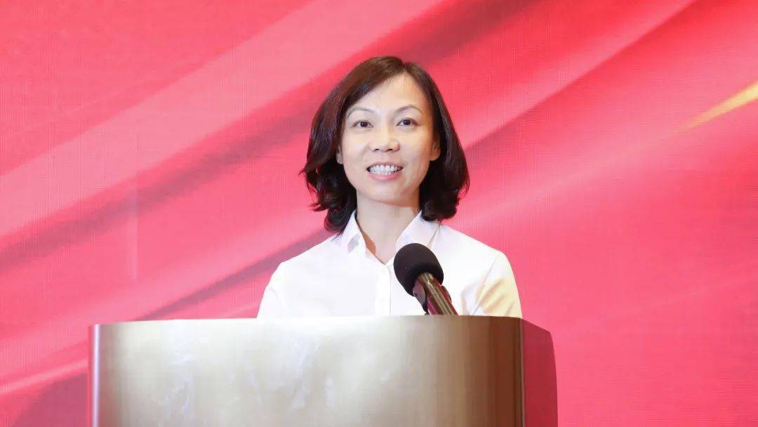 会上,容城县委常委,宣传部长,县委教育工委书记陈丽宣读了《关于表彰