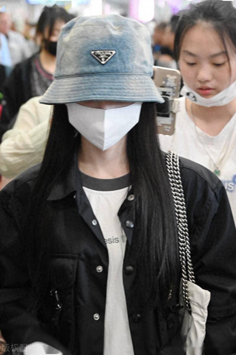 鞠婧祎结束匈牙利拍摄行程回国现身上海机场