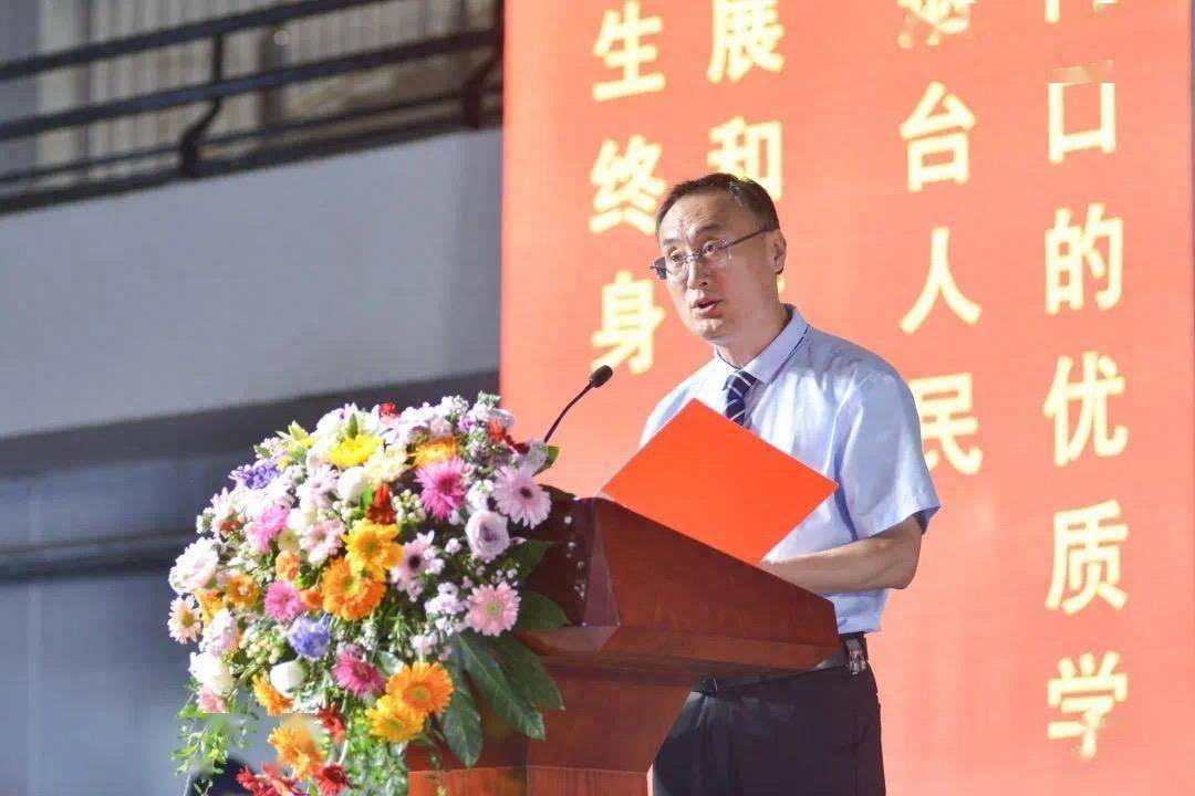 副校长于文斌同志宣读烟台市普通高中教育教学工作先进学校,烟台市