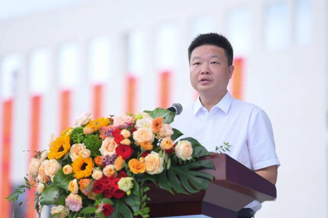 开学典礼上,吴海峰代表陵水县四套领导班子向全体教职员工致以教师节