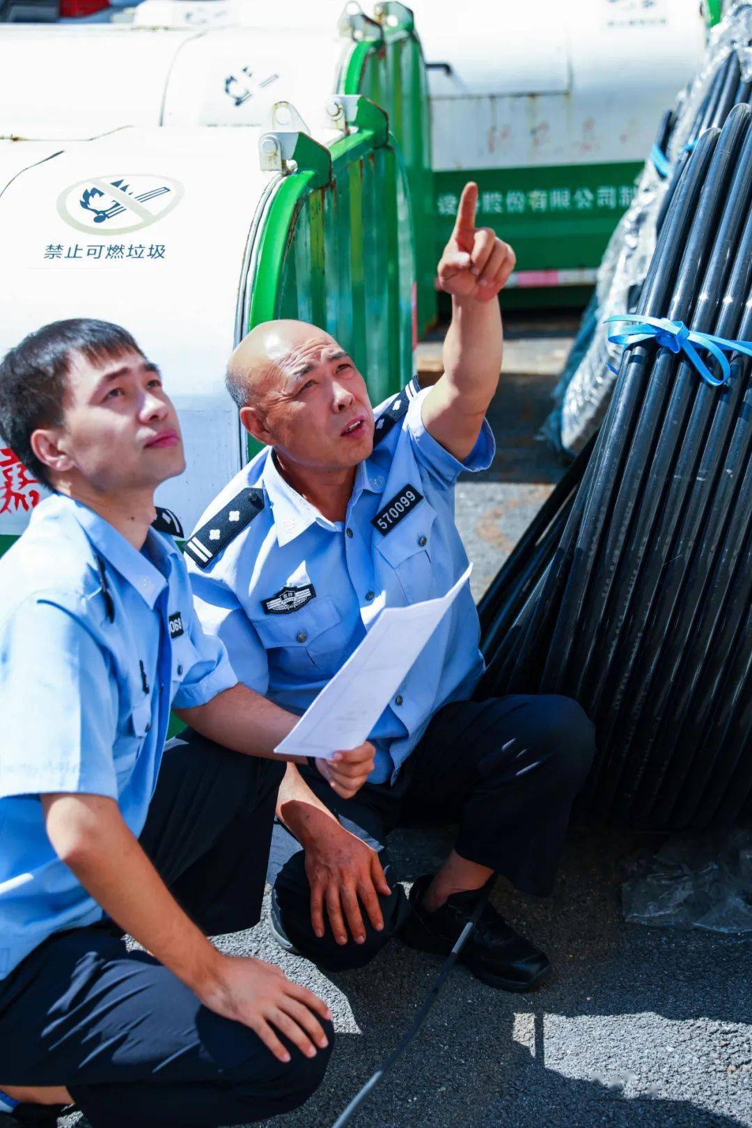 集安市公安局刑事侦查大队胡咏(右)正在传授民警 徐峰(左)现场勘查