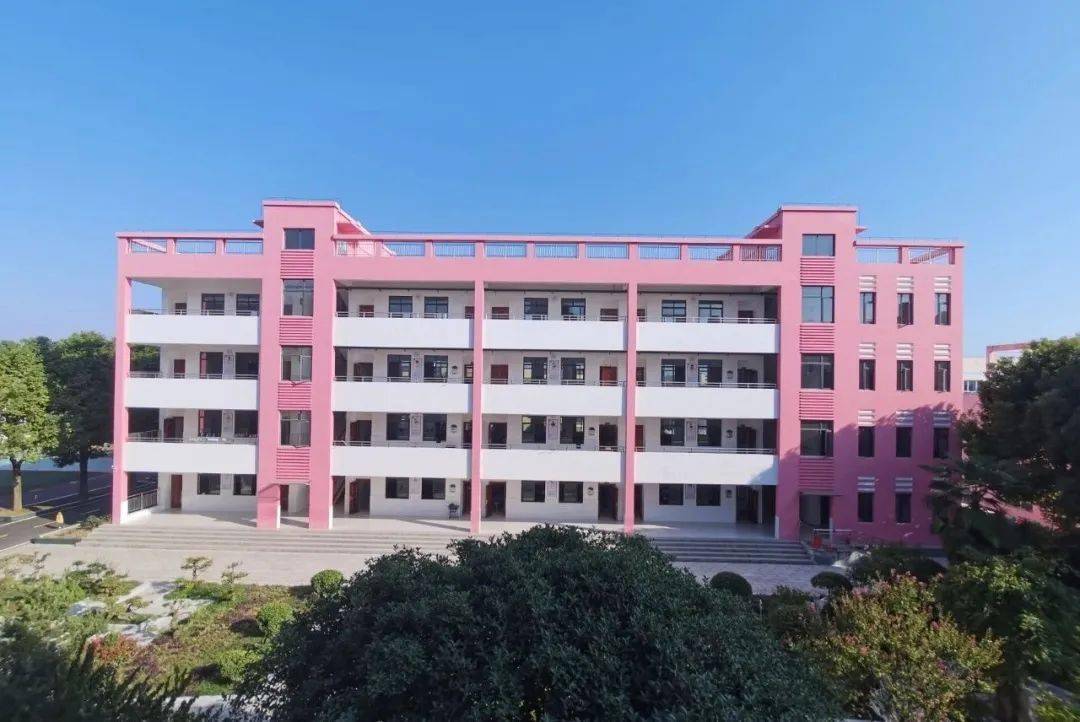 仙居乡中心小学改造前后▲象山小学操场改造前后党的十八大以来