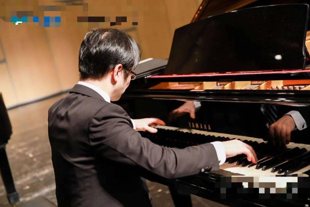 周挺还精通钢琴的前身古钢琴的演奏法.