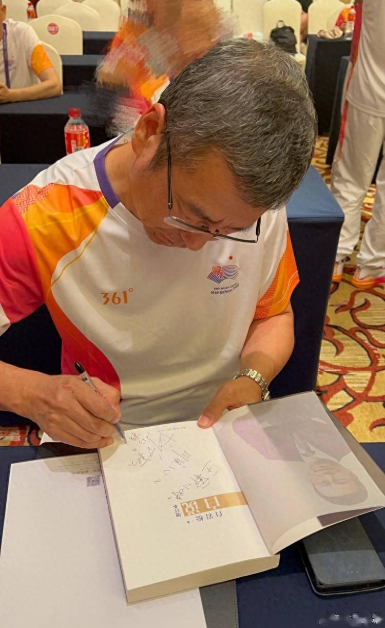 王霜:亚运火炬手的小幸运,感谢白岩松老师的签名和题字"顺心"_中国