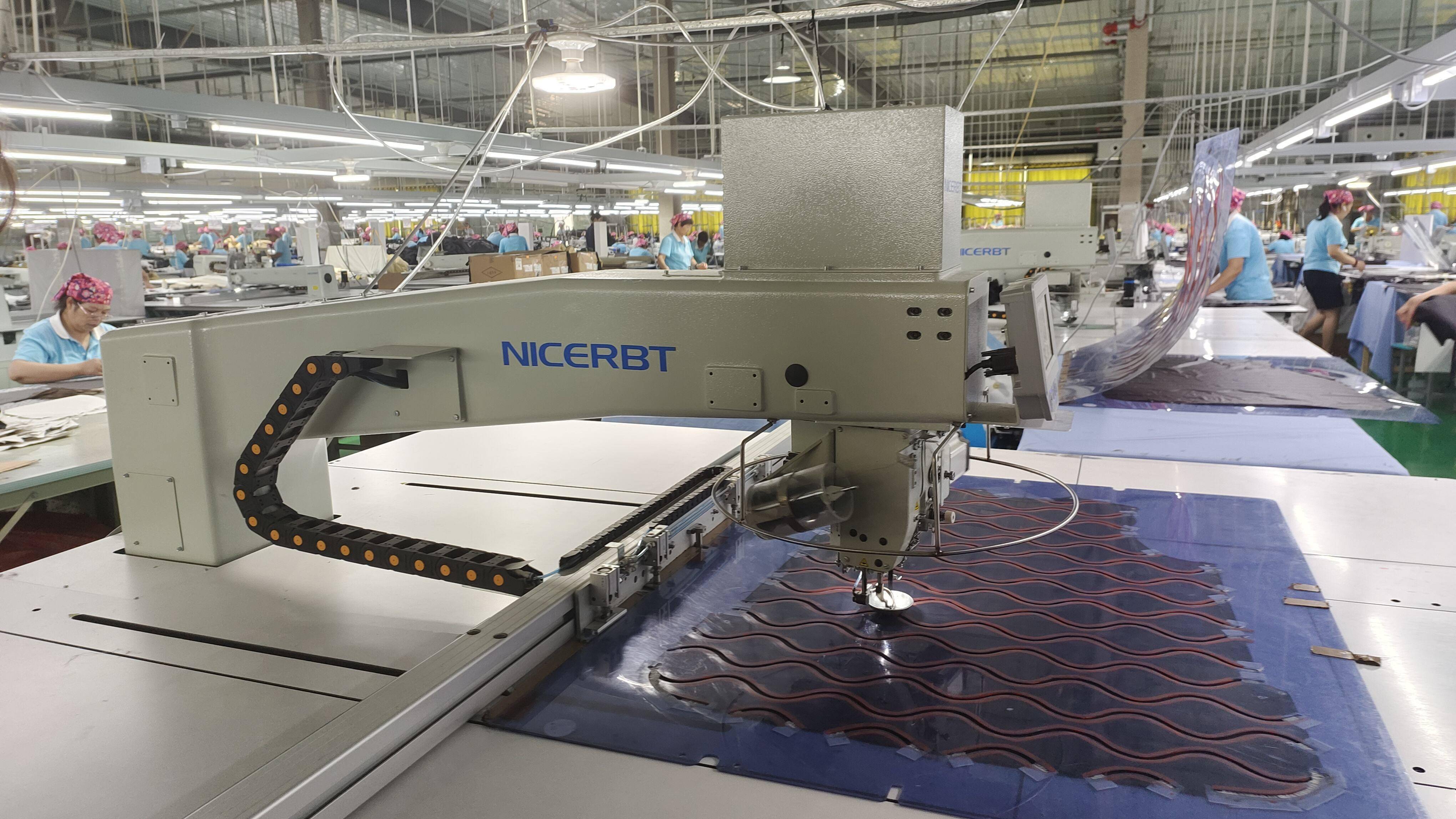 山东农村阿姨和机械臂配合,让这家羽绒服工厂销售过亿|聪明的工厂