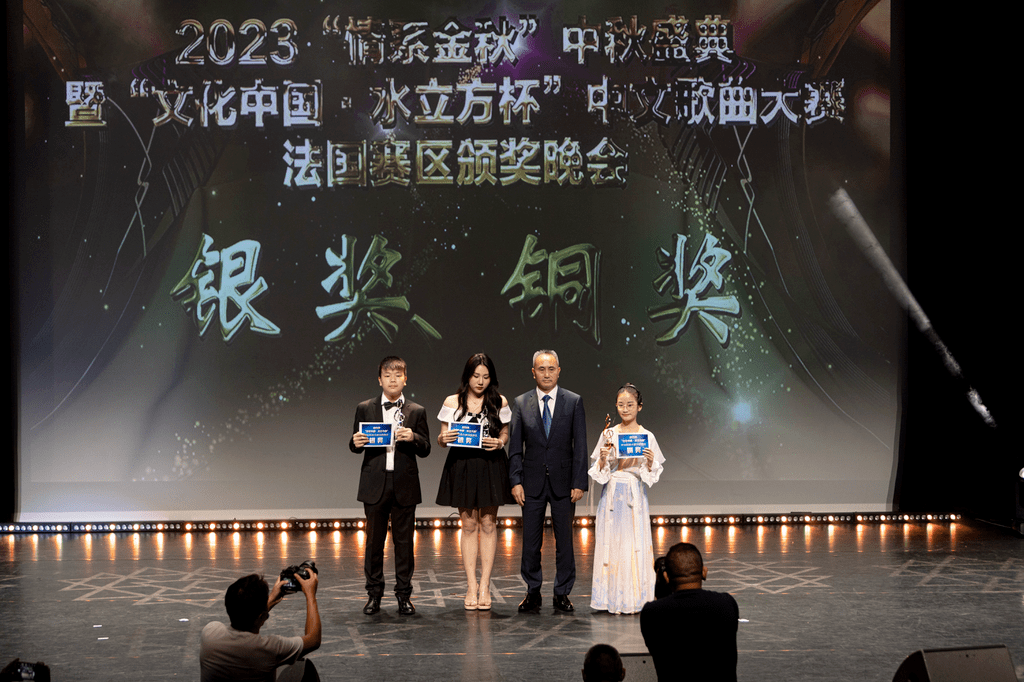 共同表演了根据清代诗人袁枚的作品改编的歌曲《苔》晚会进行期间