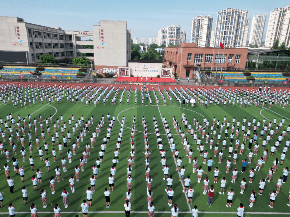 1四牌坊小学四牌坊小学举行 "百年坊小育桃李,凝心聚力谱新篇" 新生
