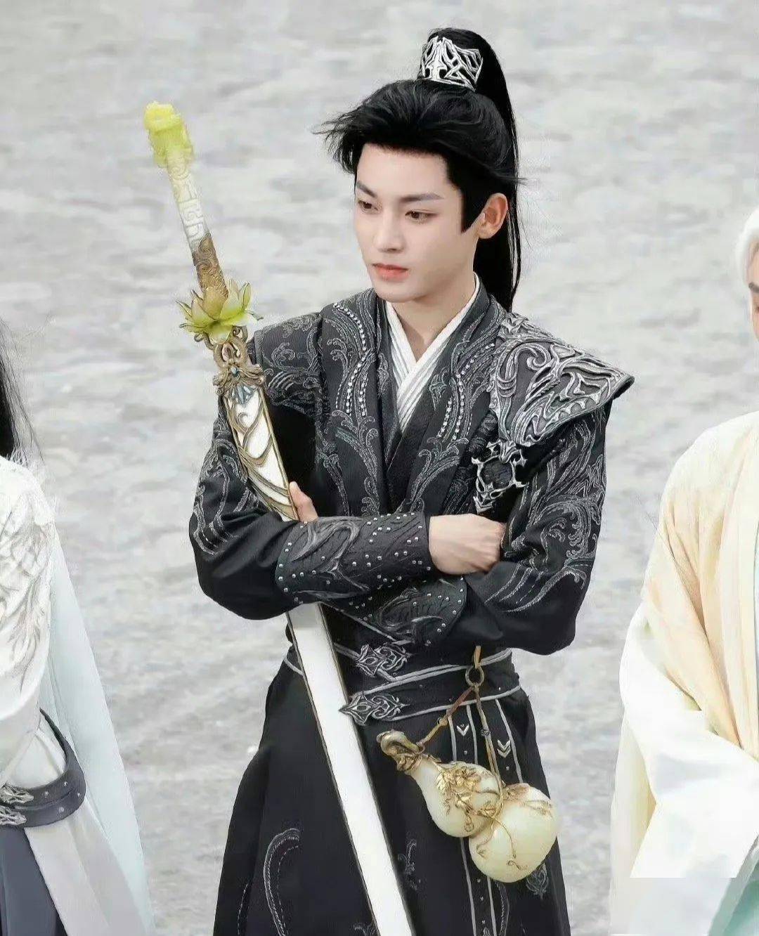 林更新喝醉酒耍流氓?肖战掉出第一梯队?陈都灵撕番被退货?_因为