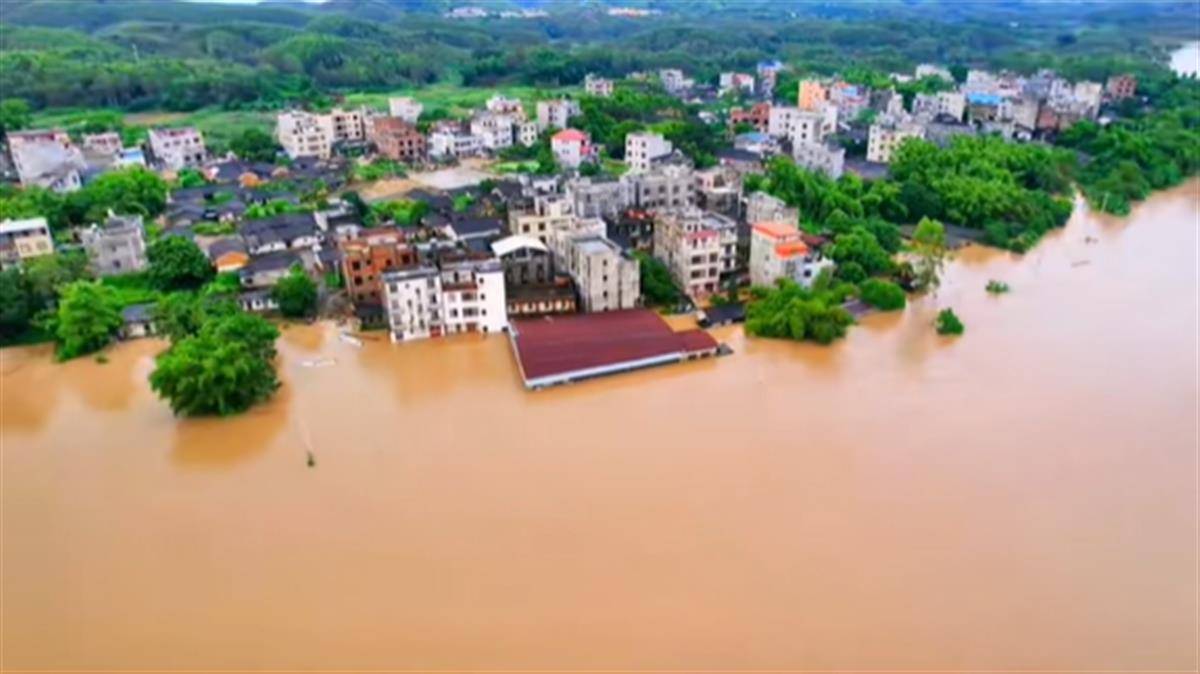 广西玉林多地遭特大暴雨侵袭内涝,当地村民:第一次见涨得这么快的水