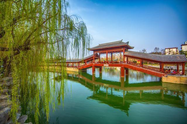 微风拂来,也是别有一番风味漫步西湖两侧漫步其中,恬静幽美水光潋滟