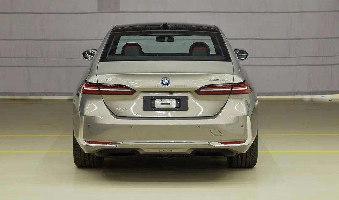 宝马i5尾部这款车可能是宝马今年最重磅的一款新能源汽车,虽然目前