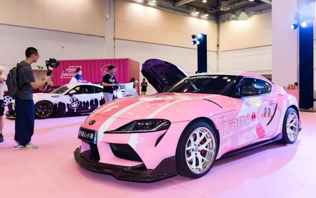 超级女玩家步入"街道制霸"展区,将置身于超级汽车与城市街头的激烈