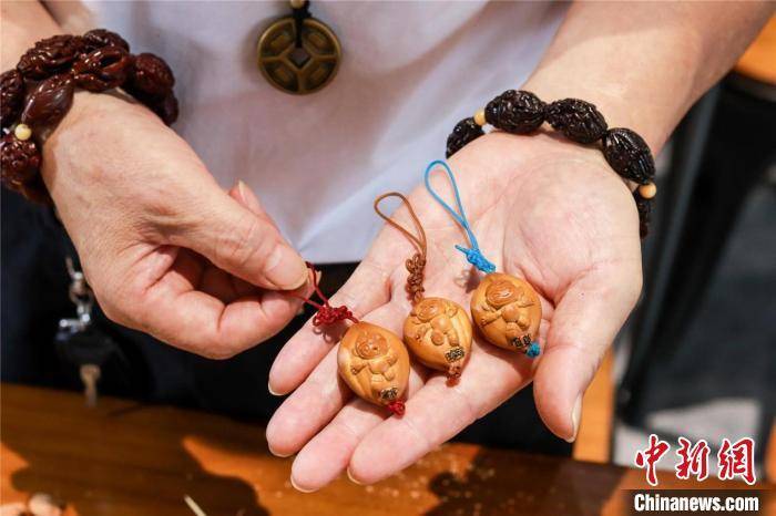 （微觀亞運）浙江金華匠人核雕亞運吉祥物 熱度引上千人登門學藝