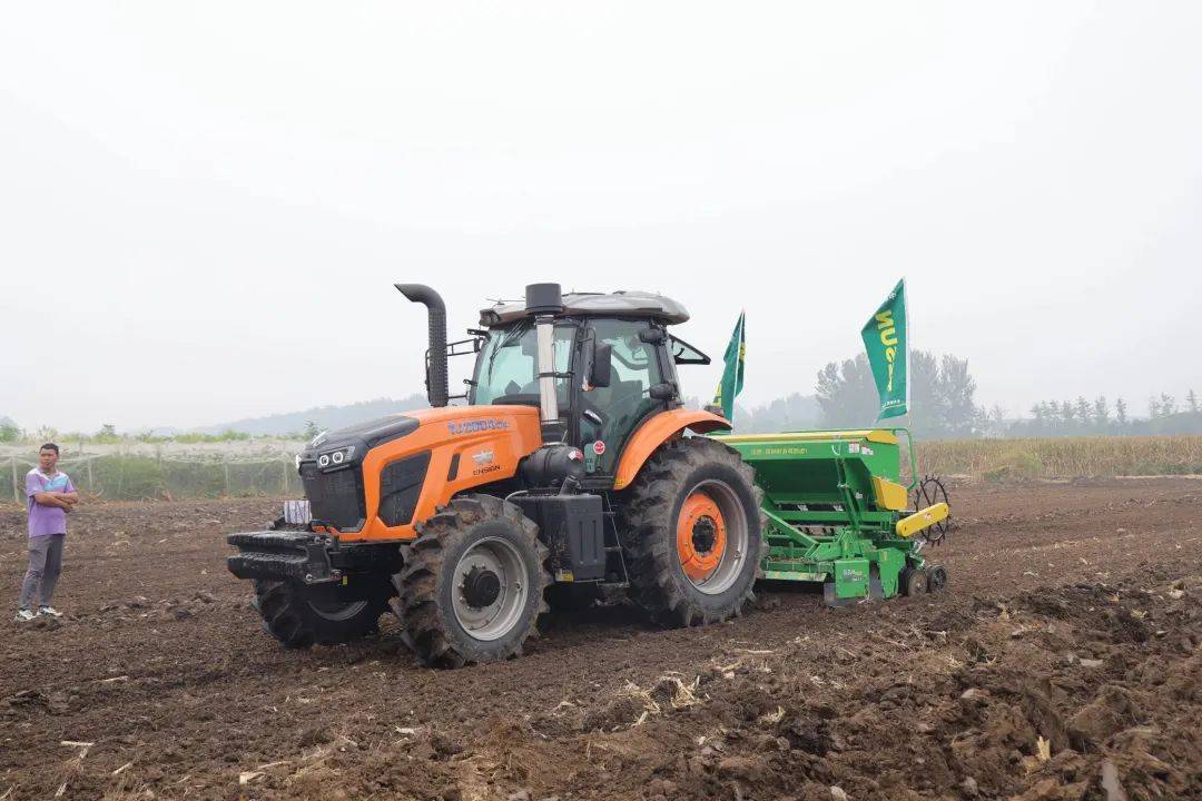 英轩拖拉机田间演示会助力"三秋"工作_农机_作业_活动
