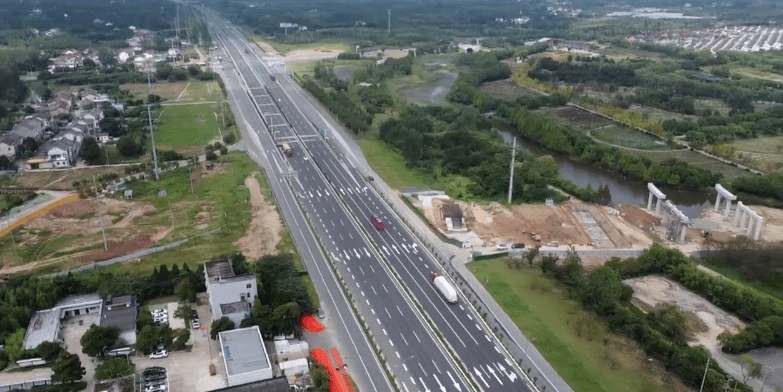 据了解仪禄高速公路在句容市线位大致走向为由北向南依次穿越宝华镇