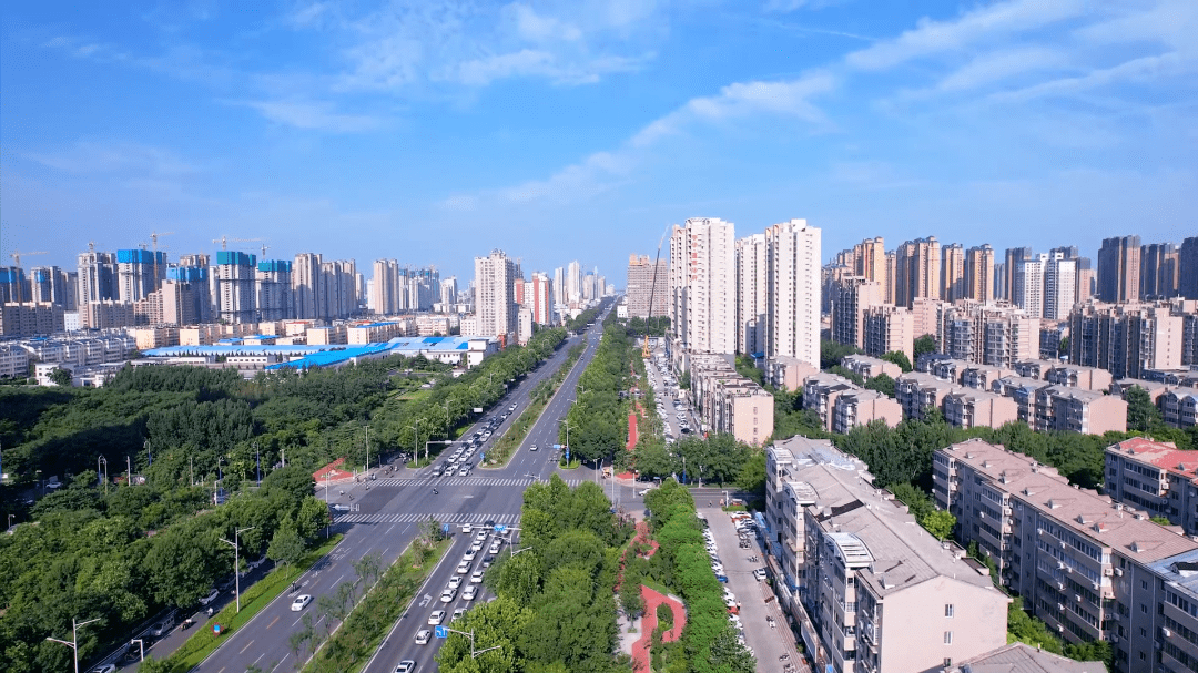 设置微地形,丰富多彩,造型奇巧的植物景观靓丽了城市门户道路形象,一