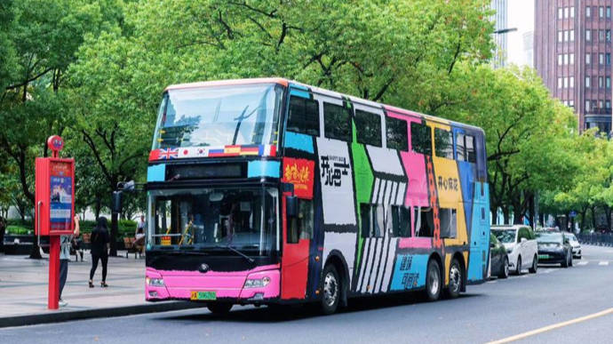 雷电暴雨中,体验上海第一辆"开心巴士",能观光,还能看戏!