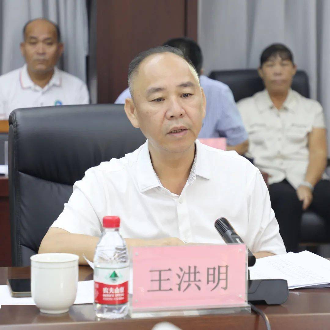 市政府副市长何世刚主持召开海棠区爱国卫生运动调度会