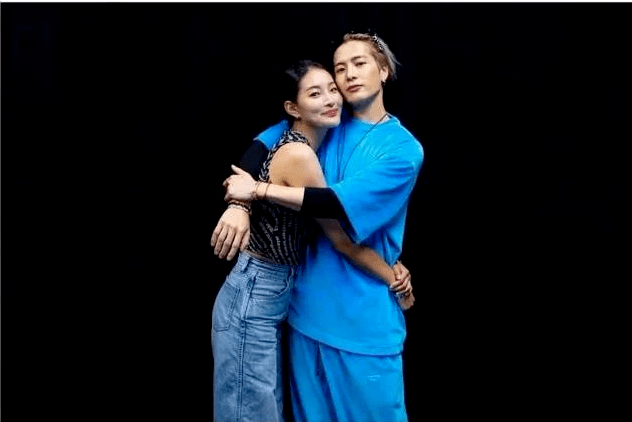 王嘉尔再惹争议!后背环住女网红,凌晨4点酒吧和男子举止亲昵!