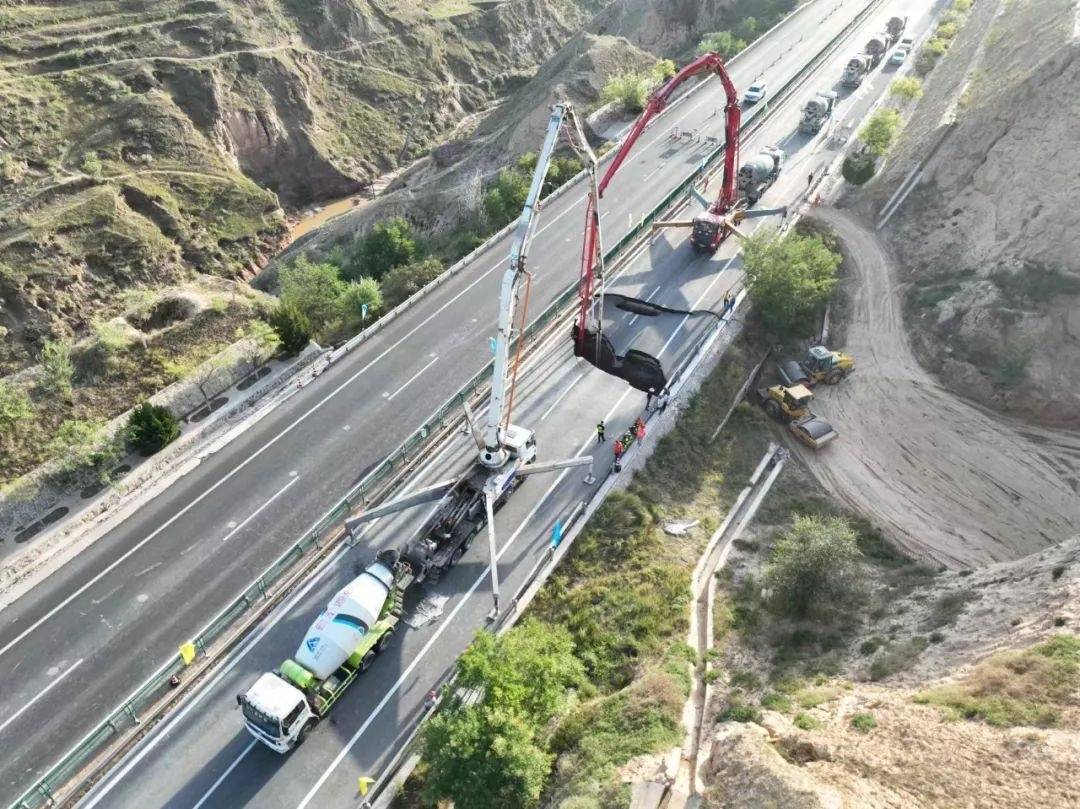 甘肃定西公路事业发展中心紧急抢修g22青兰高速公路平定段路基塌陷