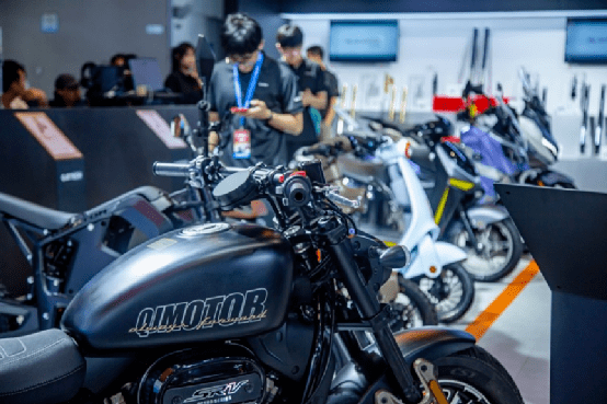 四缸大战,钱江&贝纳利率先发布新车,赛800售价52999元,同时发布闪600