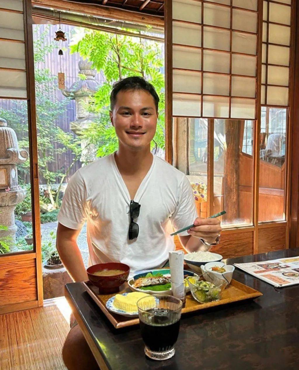 身为富三代的赵式正在场内与大家打成一片,可见他性格随和毫无架子