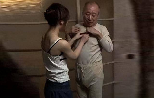 30岁女子多次出轨70岁老汉，多次幽会却都未被家人发现