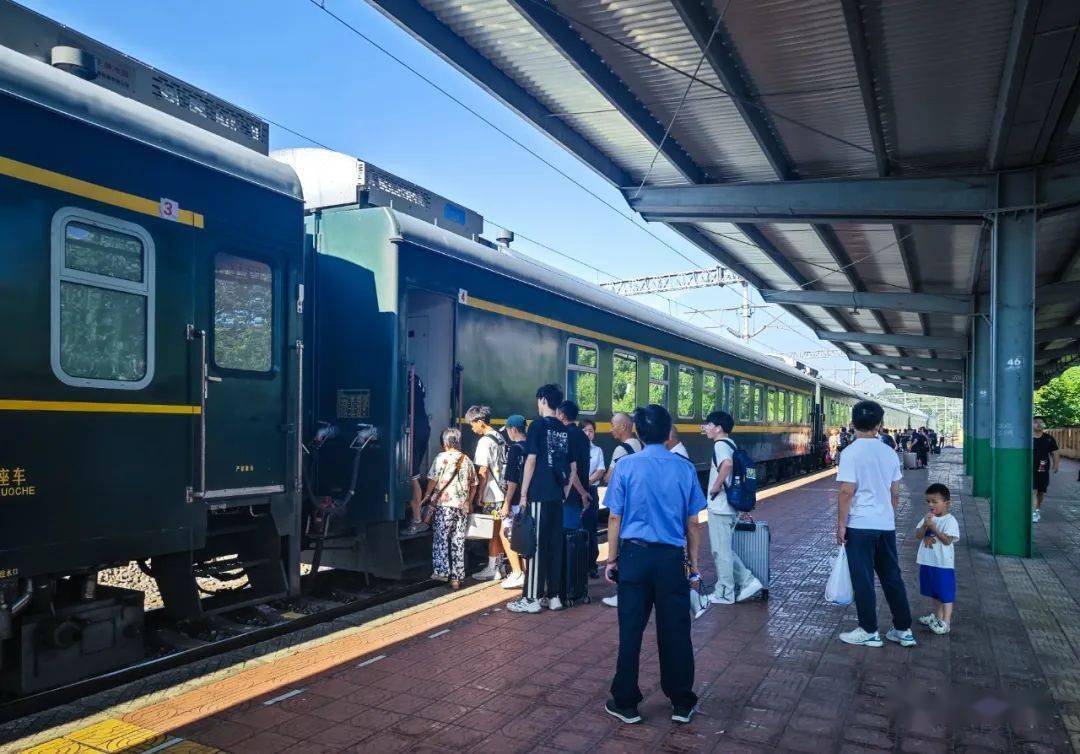 横峰站9月10日上午横峰火车站大楼等候9月10日上午上饶火车站7号站台