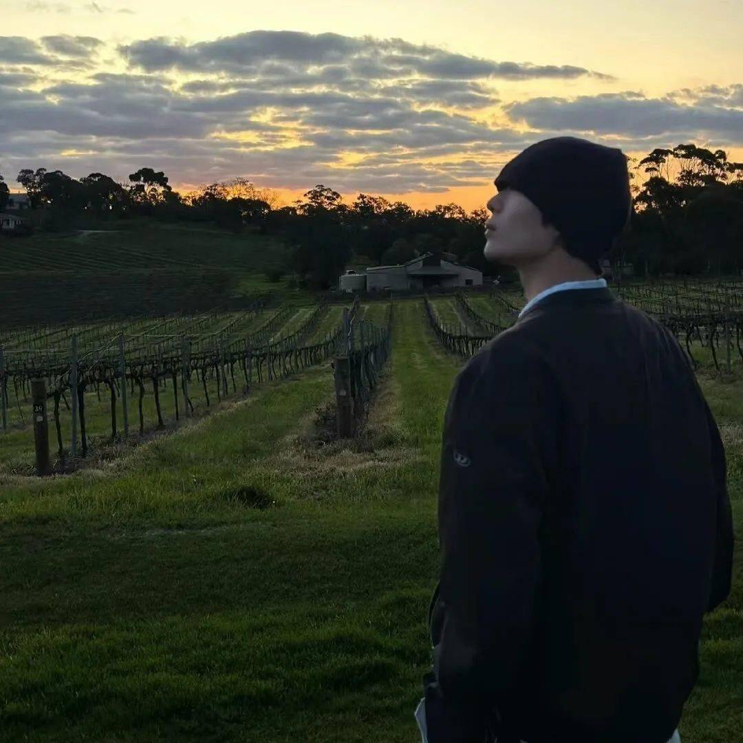 男生头像吃掉一块斜阳吸一口黄昏别错过日落和夕阳生活很匆忙寄给你