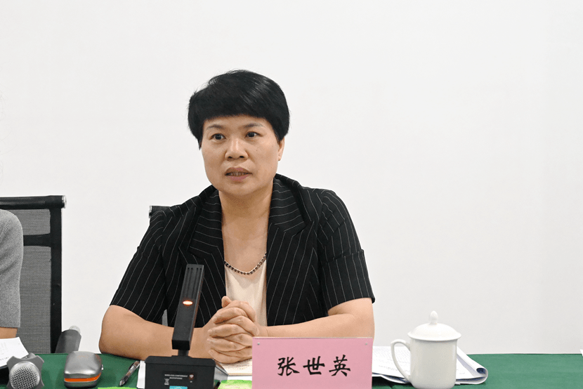 区人大常委会副主任张世英出席会议