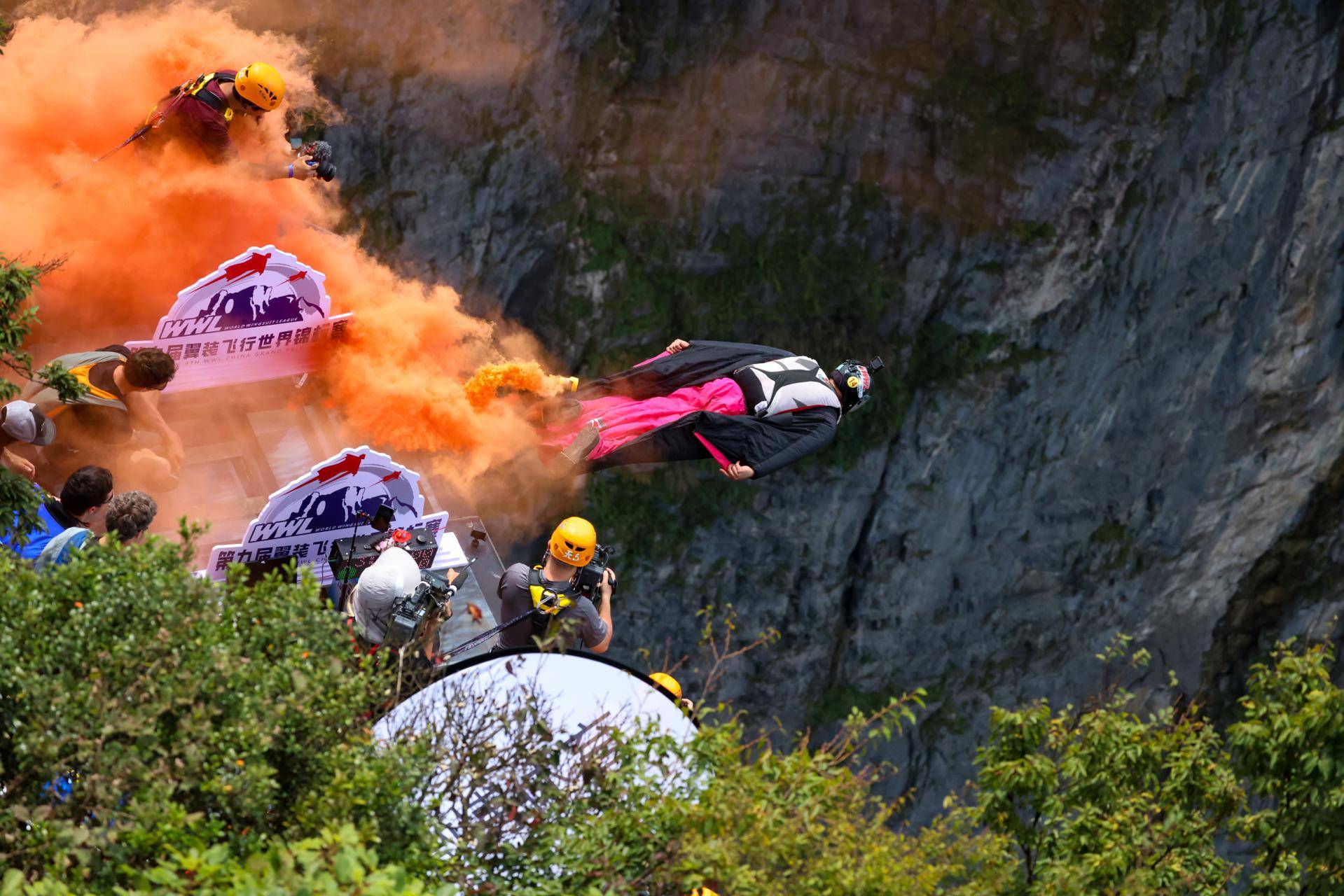 张家界上演"空中f1"翼装竞速决赛,叶戈尔25.041秒夺冠_选手_飞行_天门