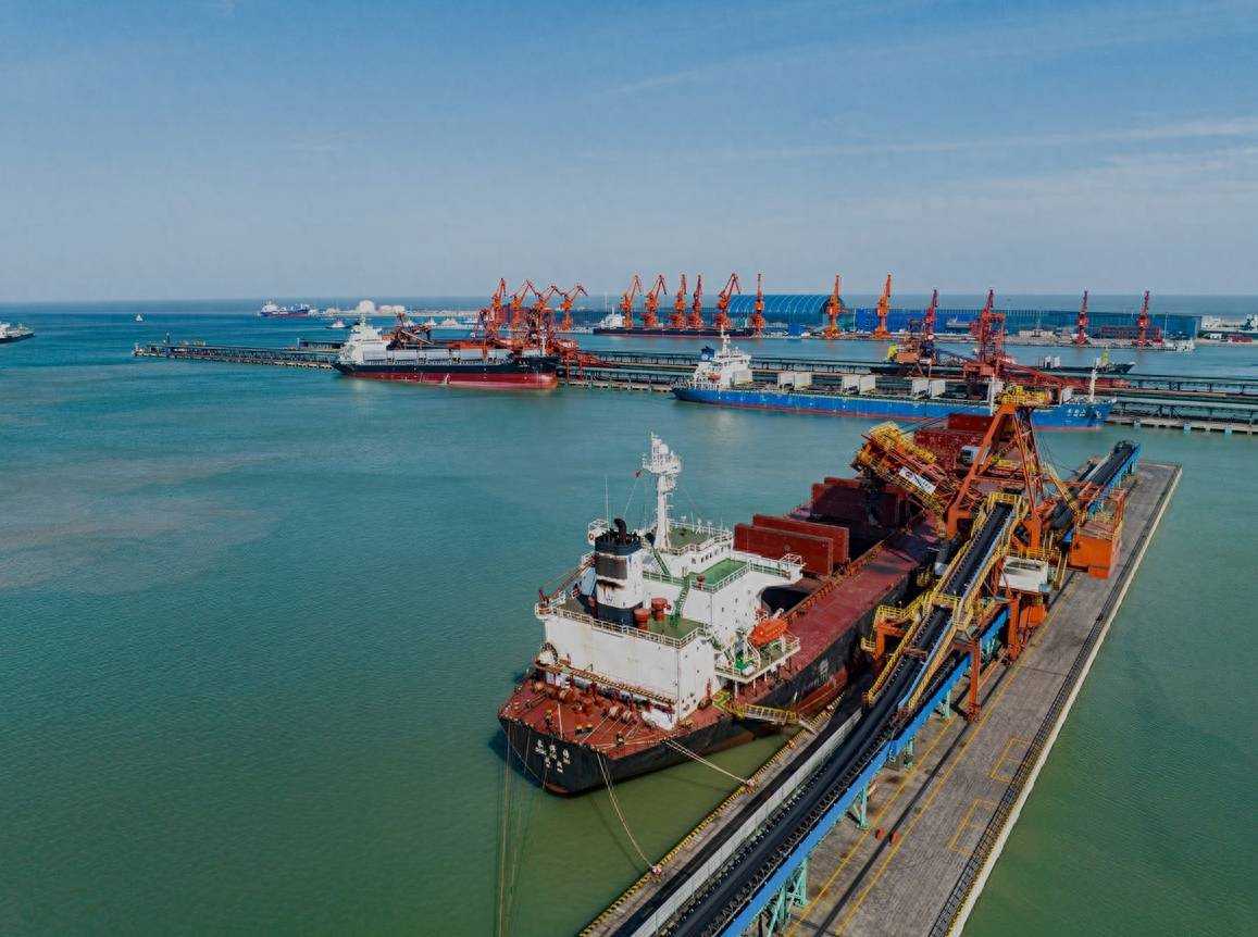 大数据等先进技术,建成国内首家作业现场全面无人的智能化煤炭港口