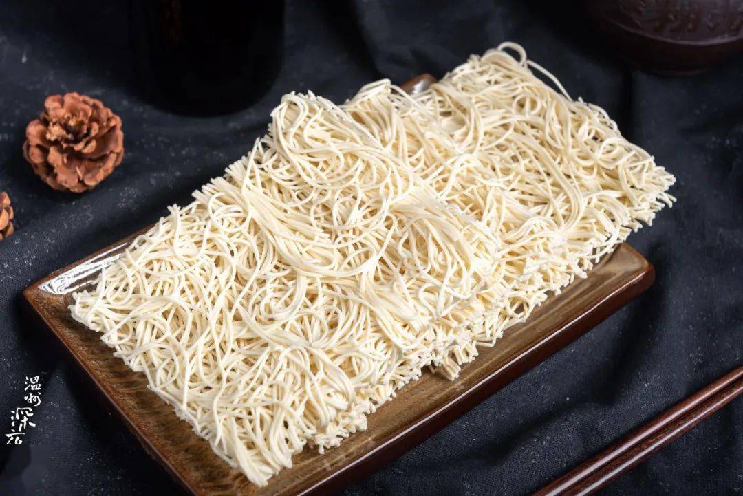 婆媳山药面由精选小麦粉,8%的优质新鲜山药,再和以水及食用盐,用传统