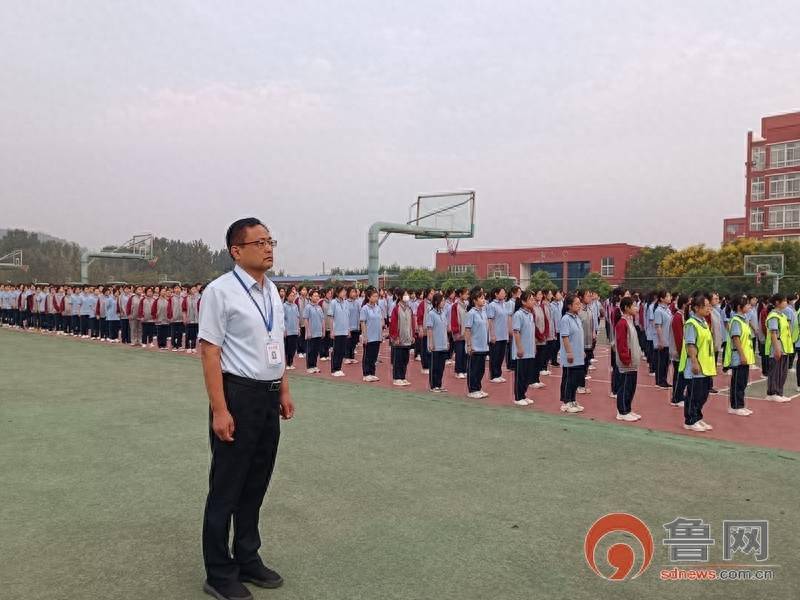 枣庄八中东校举行"勿忘国耻,振兴中华"主题升旗仪式