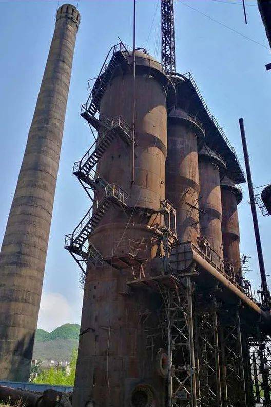 对高炉进行修复改造,恢复生产,1949年7月日2号高炉点火生产,4日下午