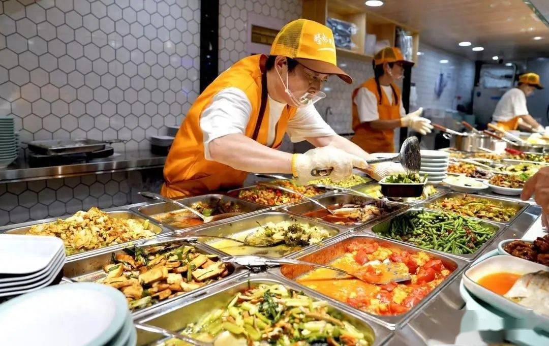 百来个菜式琳琅满目,色泽诱人,冷盆,蒸菜,干锅,热炒一应俱全